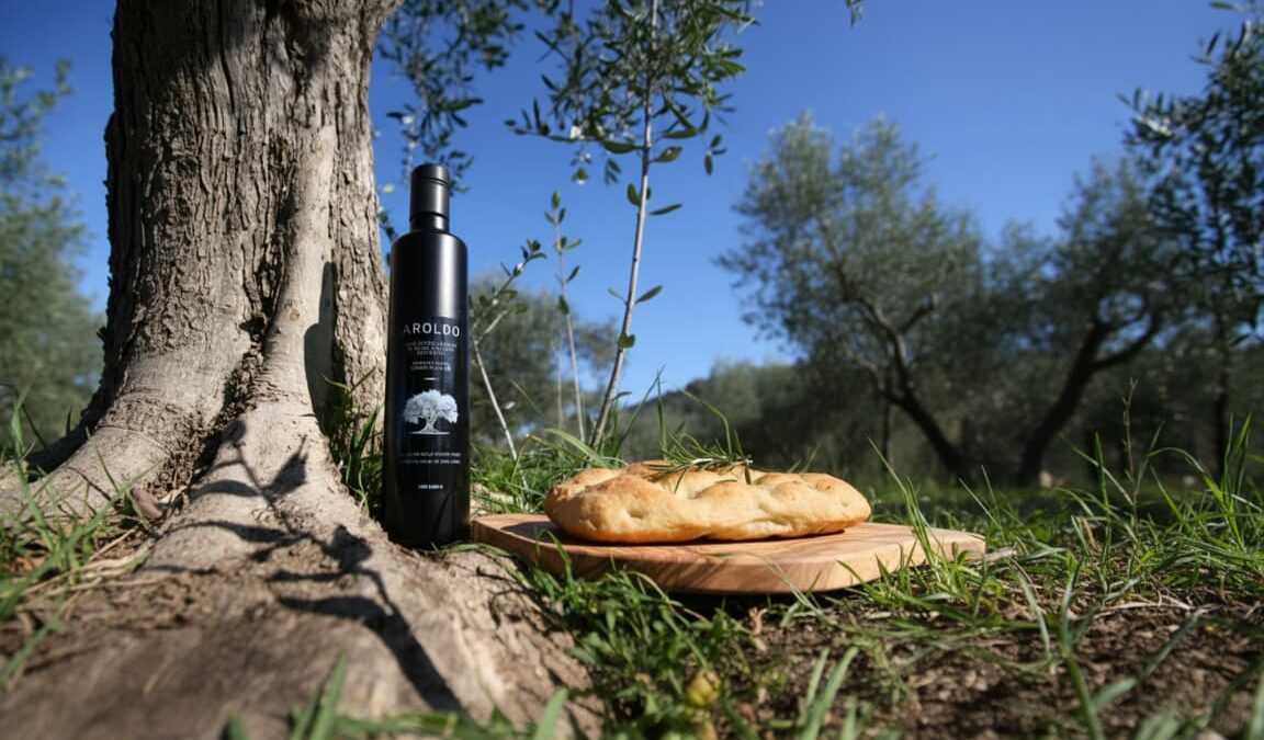 The traditional recipe: Tuscan schiacciata with rosemary and Aroldo Bio extra virgin olive oil. 2 schiacciata toscana al rosmarino con olio extravergine Aroldo bio
